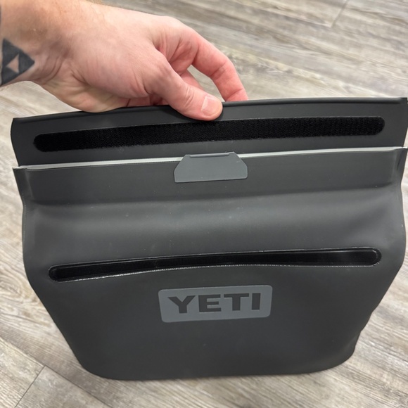 Yeti 6L Sidekick Dry Charcoal - Picture 3 of 5